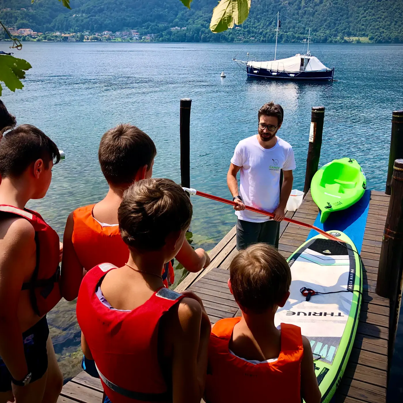 Briefing al pontile prima di salire in kayak sul Lago d'Orta
