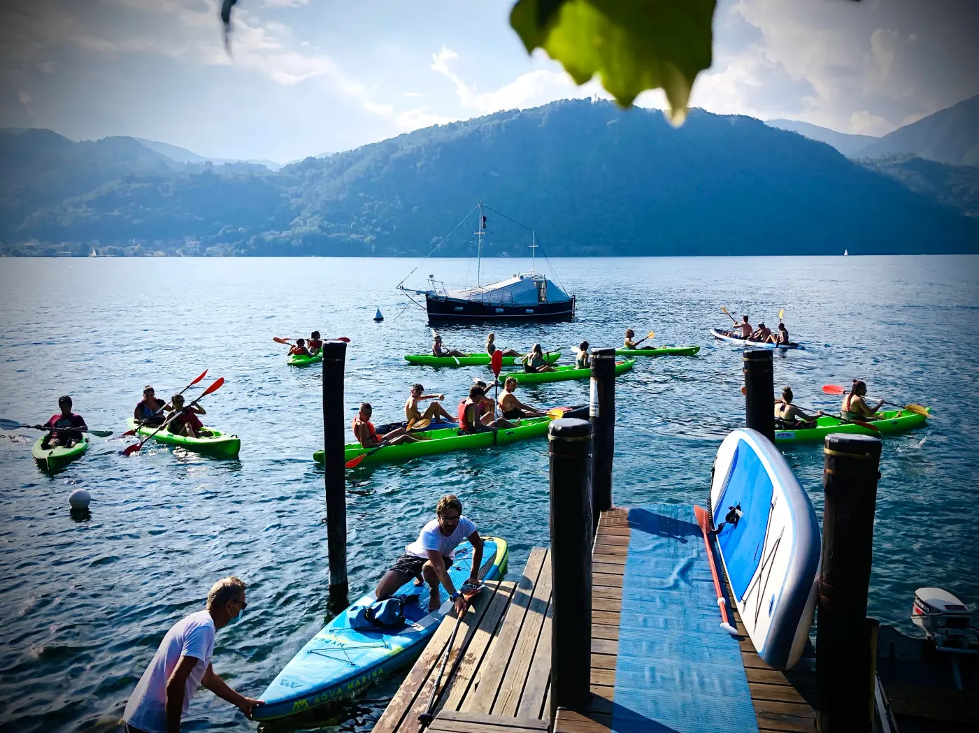 Gruppo in kayak sul Lago d'Orta con vista sull'Isola di San Giulio
