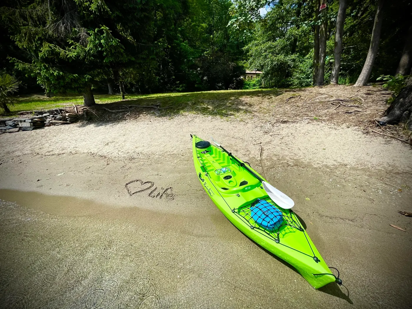Kayak adagiato su una spiaggia sabbiosa solitaria sul Lago d'Orta
