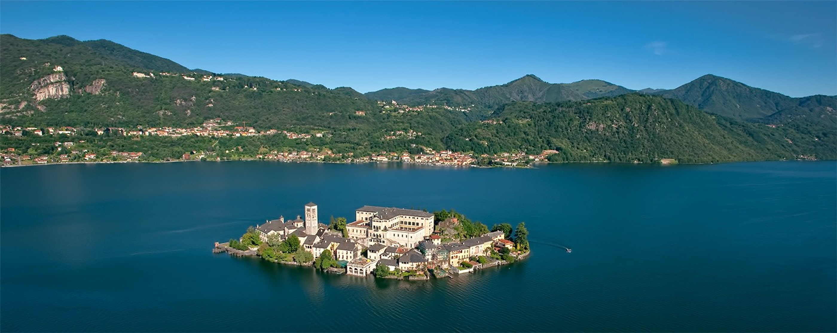 L'Isola di San Giulio vista dall'alto in mezzo al Lago d'Orta