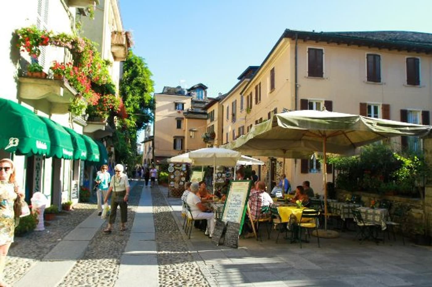 Piazzetta del borgo di Orta San Giulio con bar e tavolini