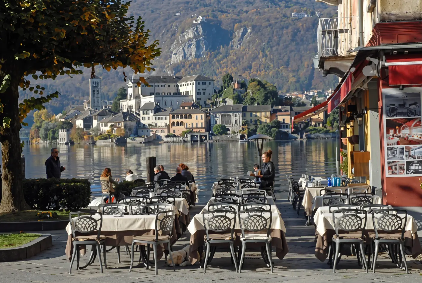 Tavoli del ristorante sul lungolago di Orta San Giulio con vista sull'Isola