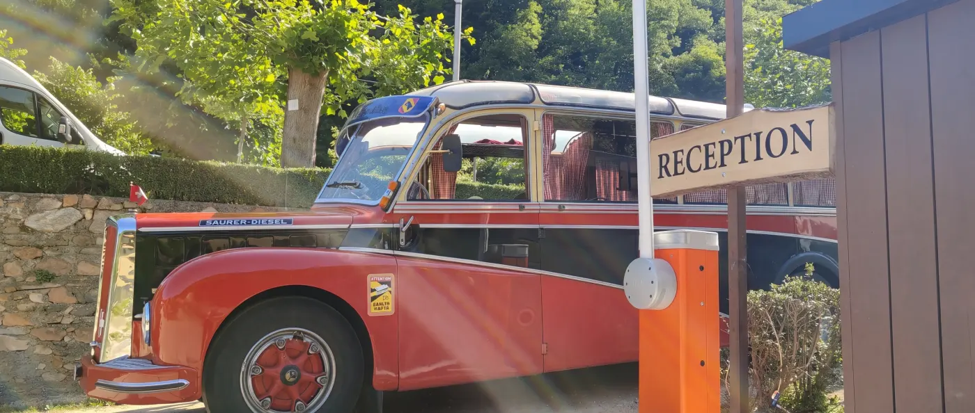 La reception del Camping BellaVista, un'auto d'epoca col cartello Reception all'ingresso