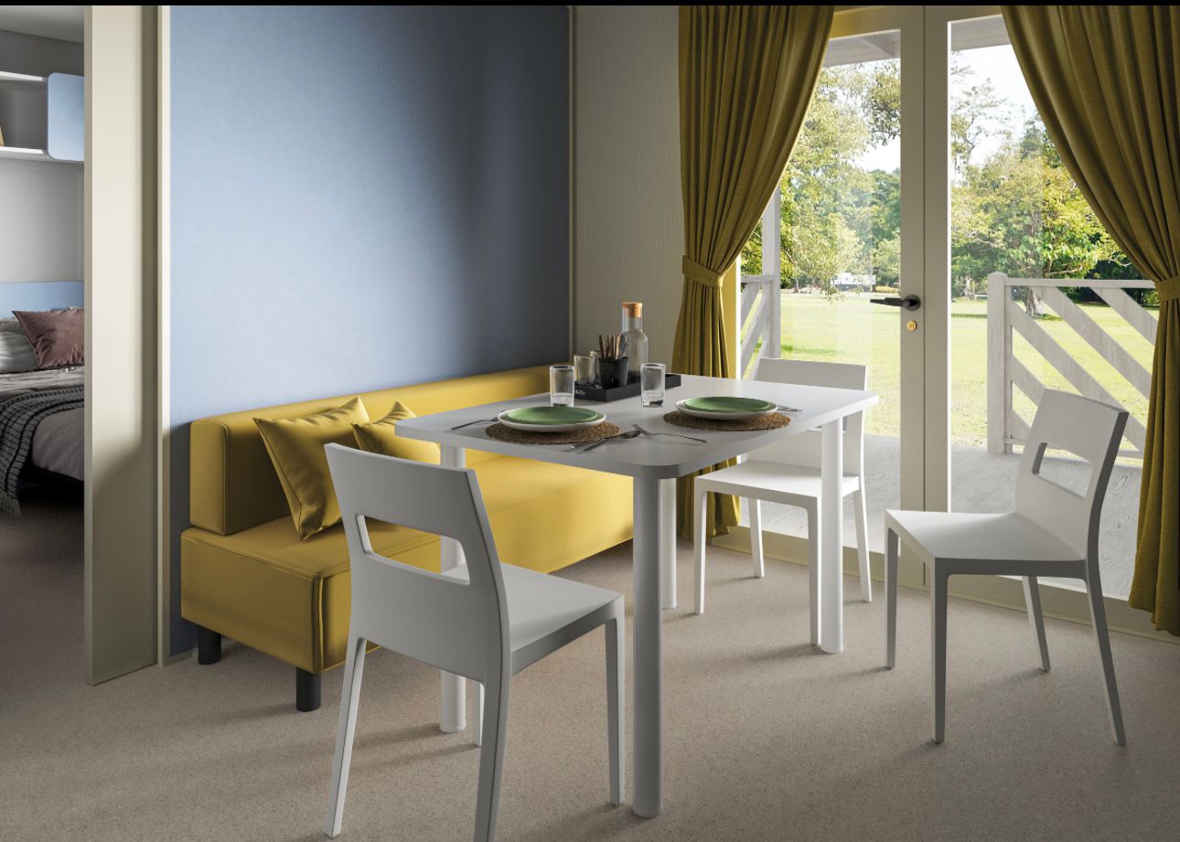 Mobilhome — zona living con divano e tavolo