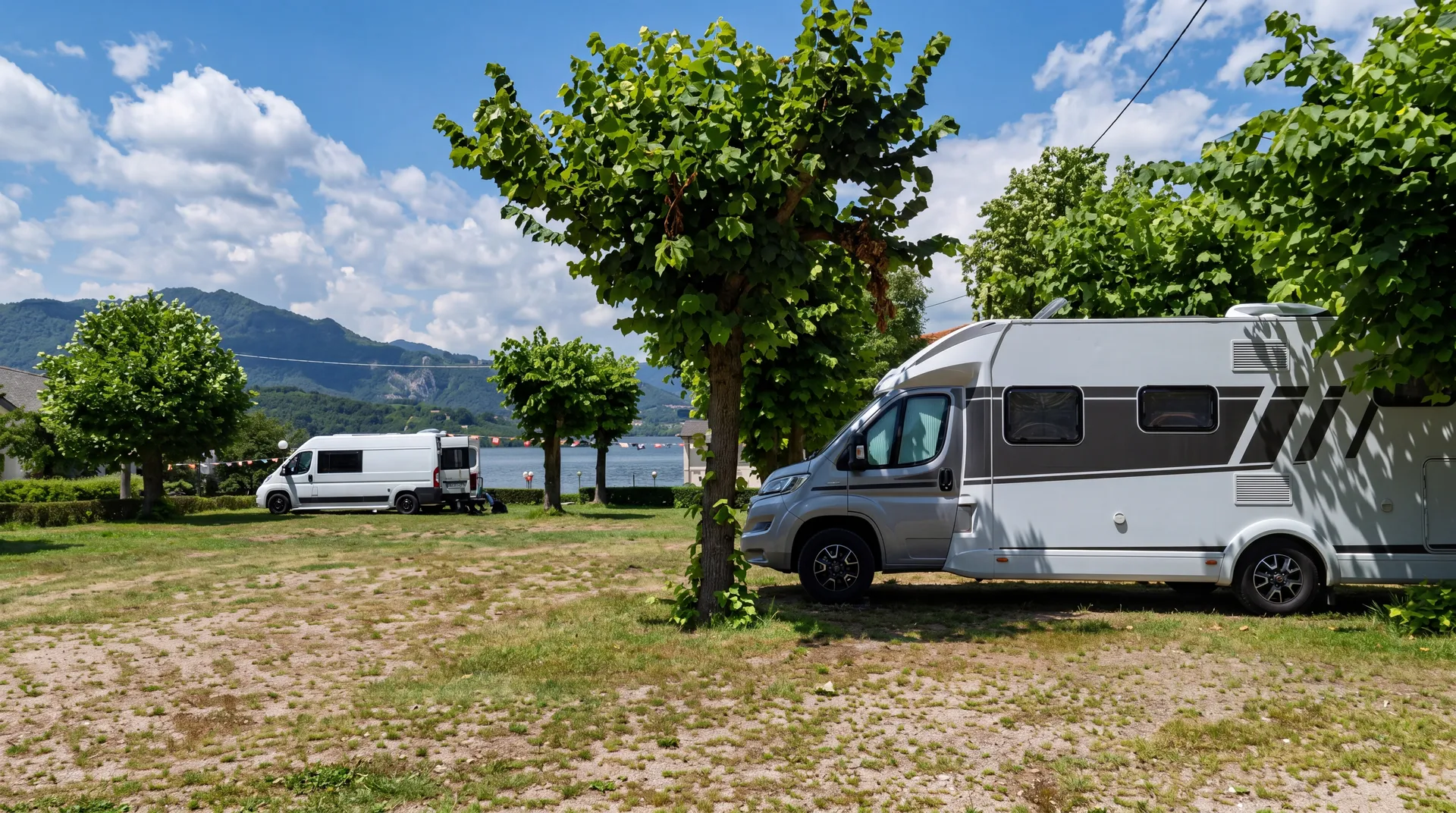 Camper parcheggiato sul prato con vista monti