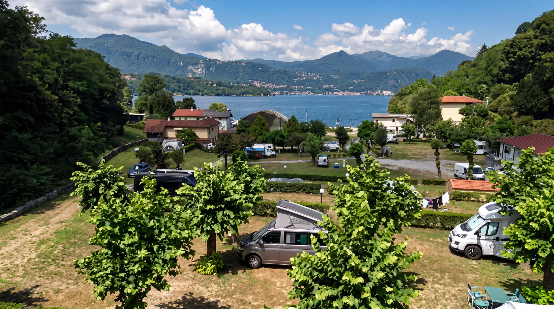 Vista sull'area camper e il Lago d'Orta