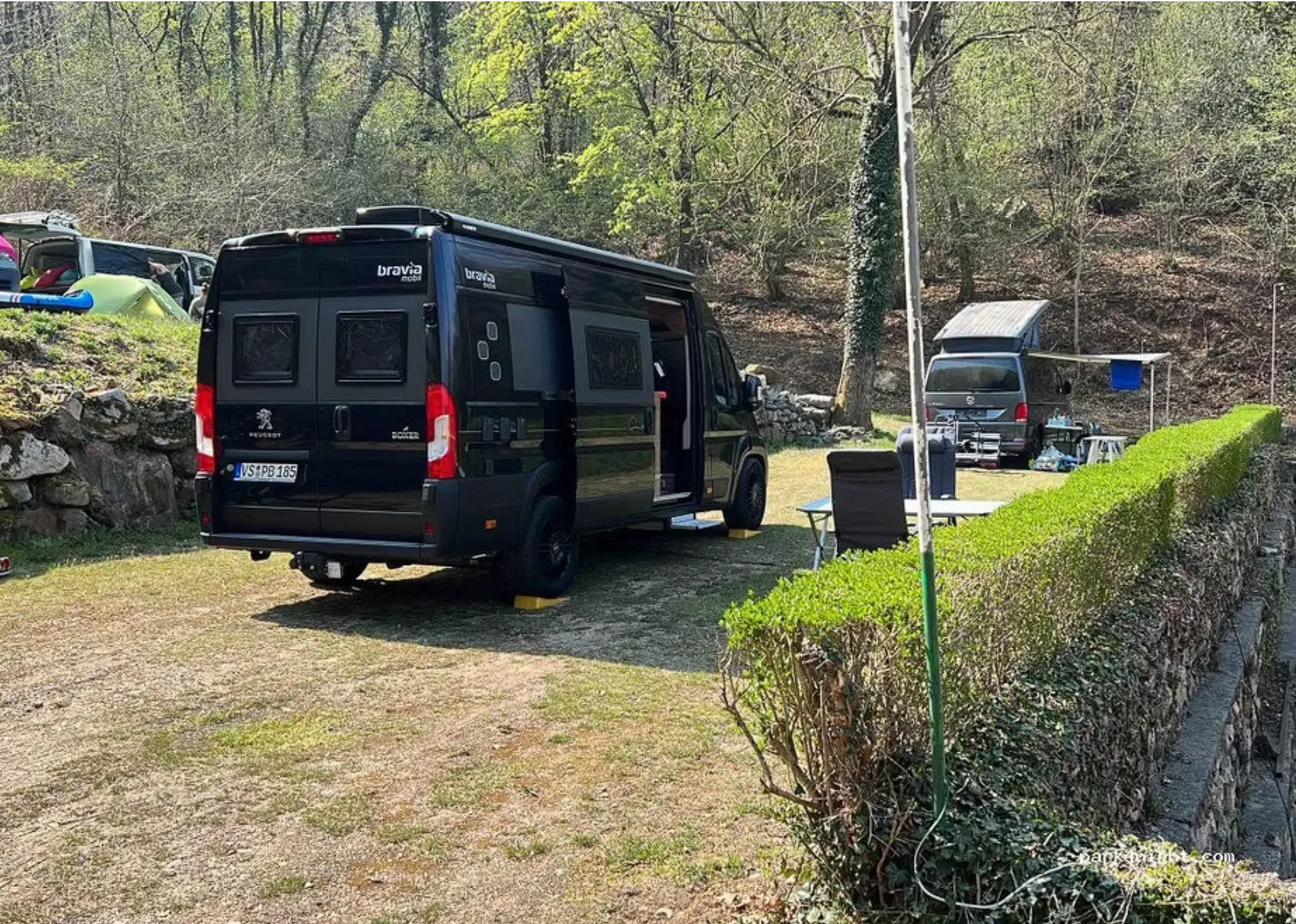 Area camper tra gli alberi