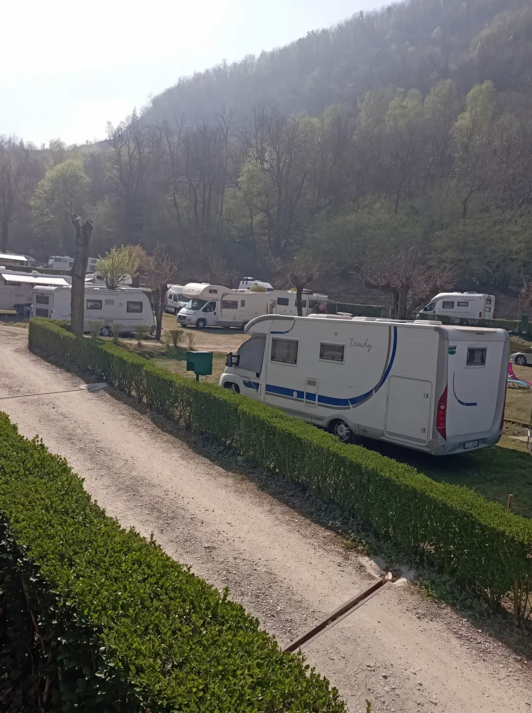 Area camper con vista lago