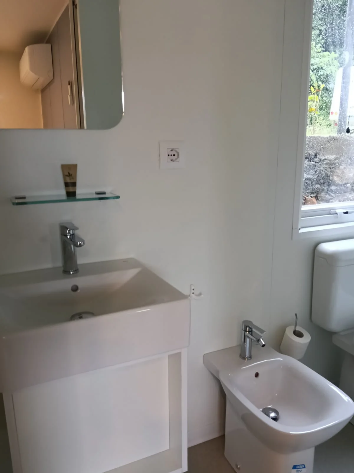 Mobilhome — bagno privato con lavabo, bidet e wc