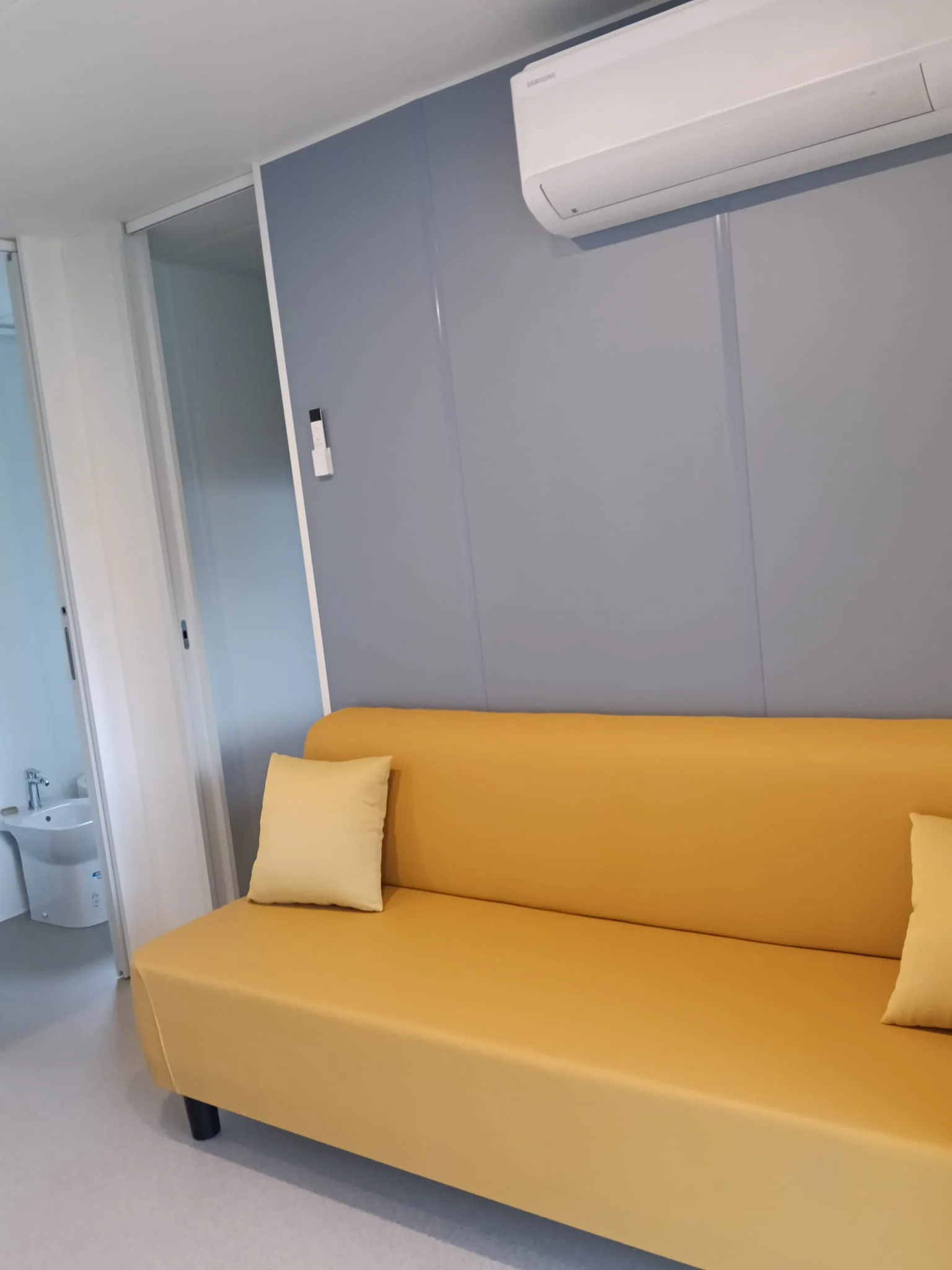 Mobilhome — zona living con divano letto e aria condizionata