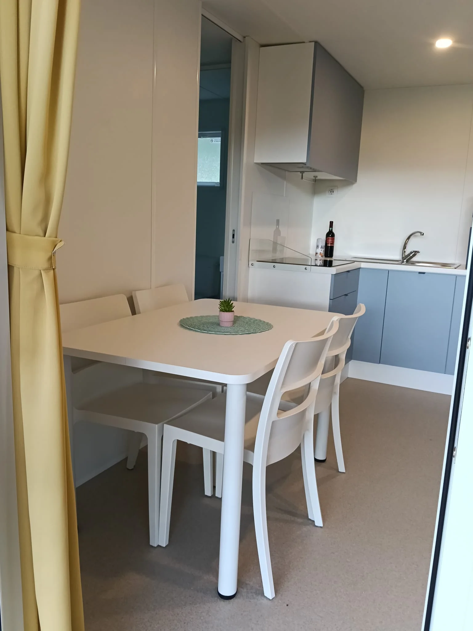 Mobilhome — zona pranzo con tavolo e angolo cottura